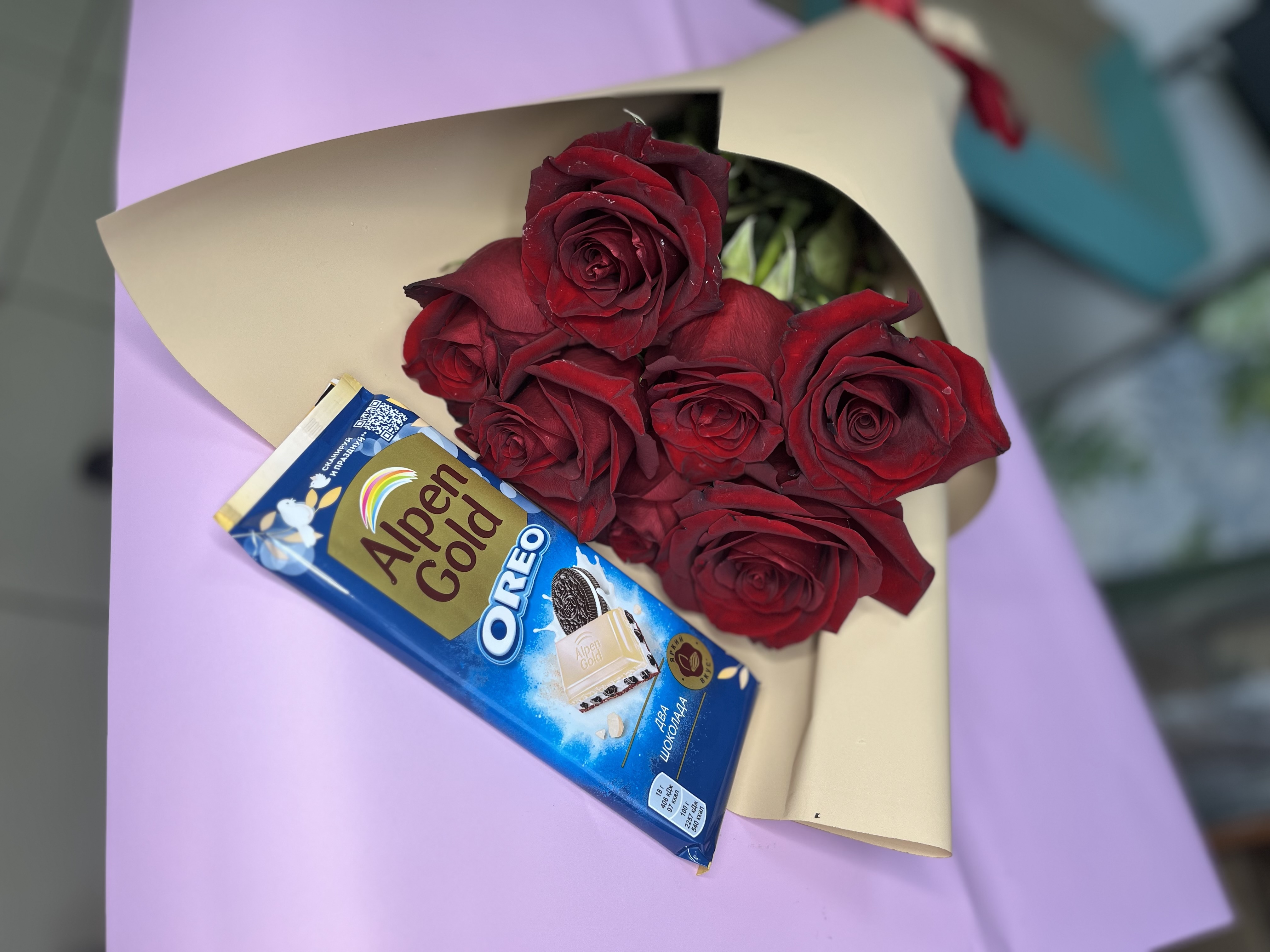 Розы с шоколадкой с доставкой по Костанае
