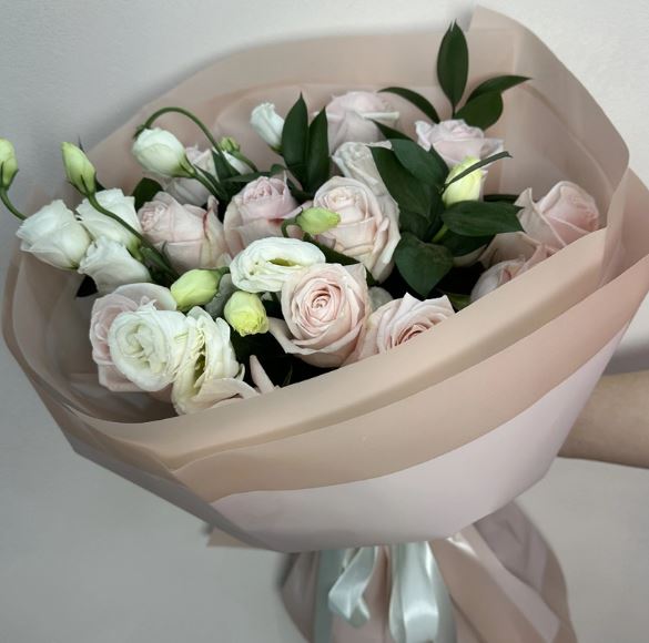 Bouquet Harmony of roses and lisianthus