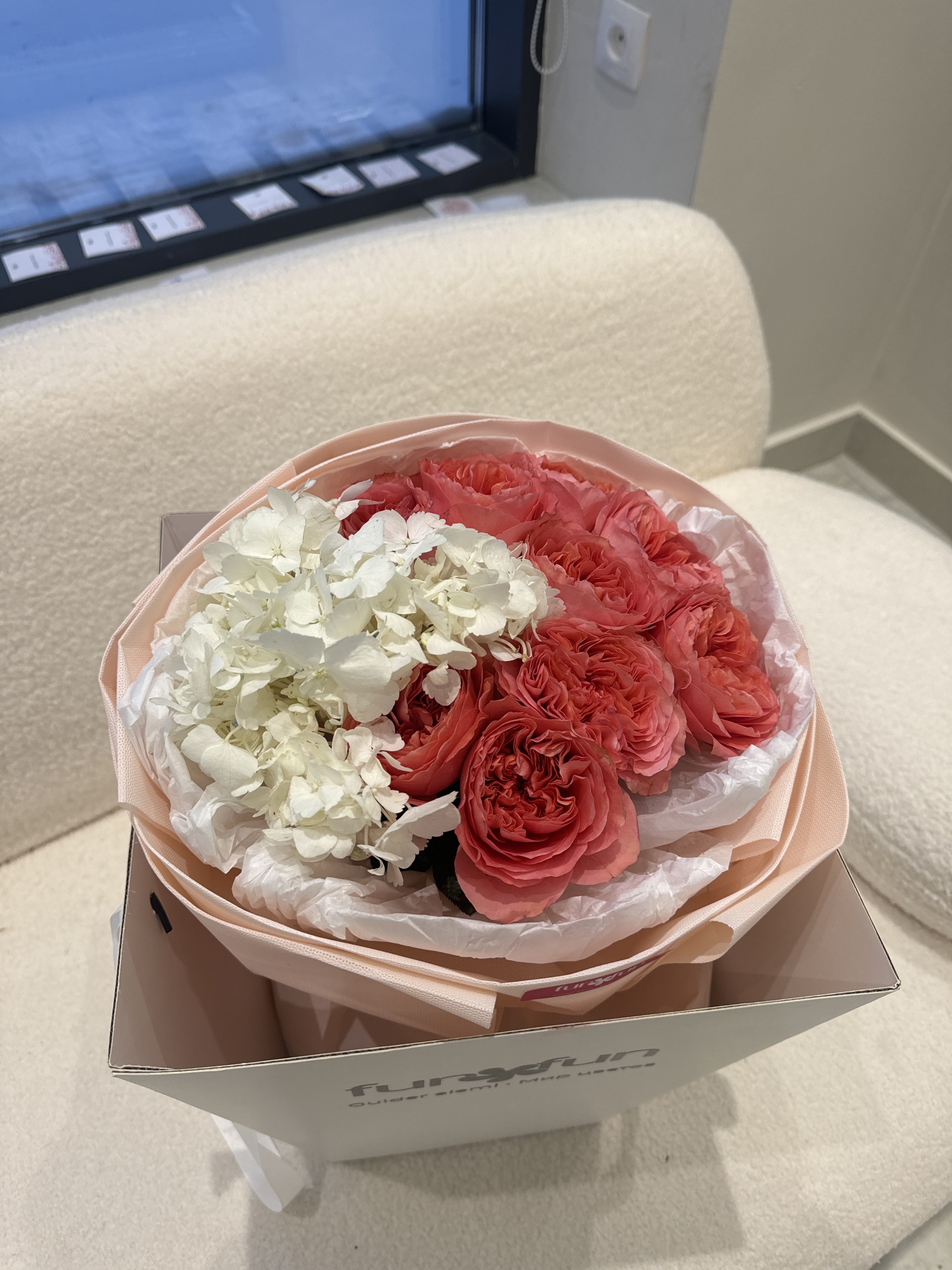 Нежный букет из пионовидных роз и гортензии с доставкой по Астане