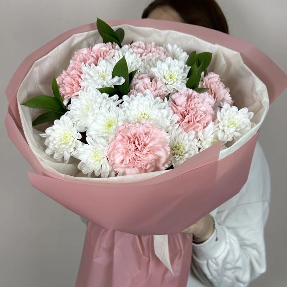 Bouquet of Hera from chrysanthemums and carnations