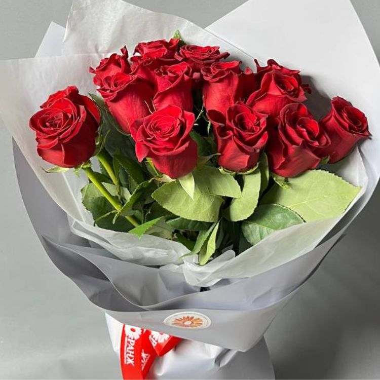 Букет из 15 красных Голландских роз  с доставкой по Алматы