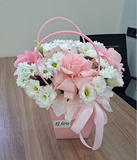 Handbag made of roses, lisianthus and chrysanthemums