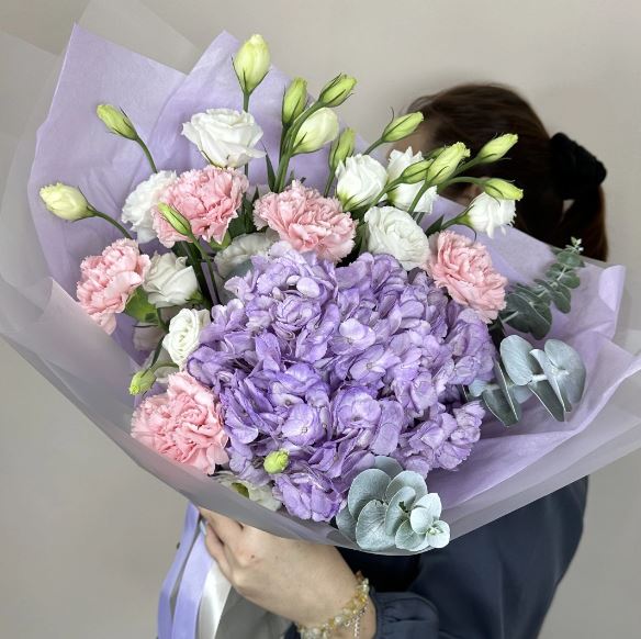 Malik's bouquet of hydrangea and lisianthus