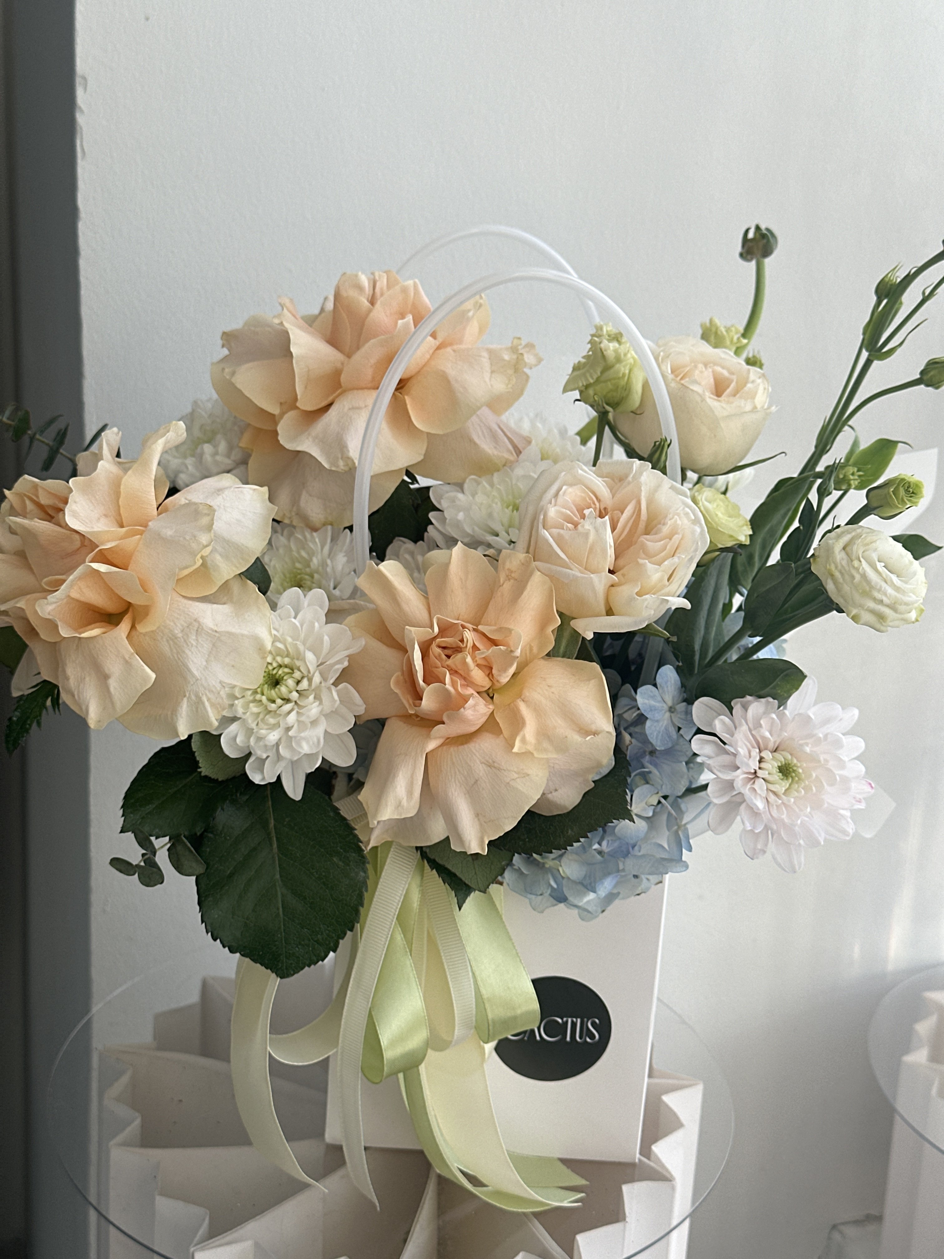 Нежный букет с пионовидными розами и гортензией с доставкой по Астане