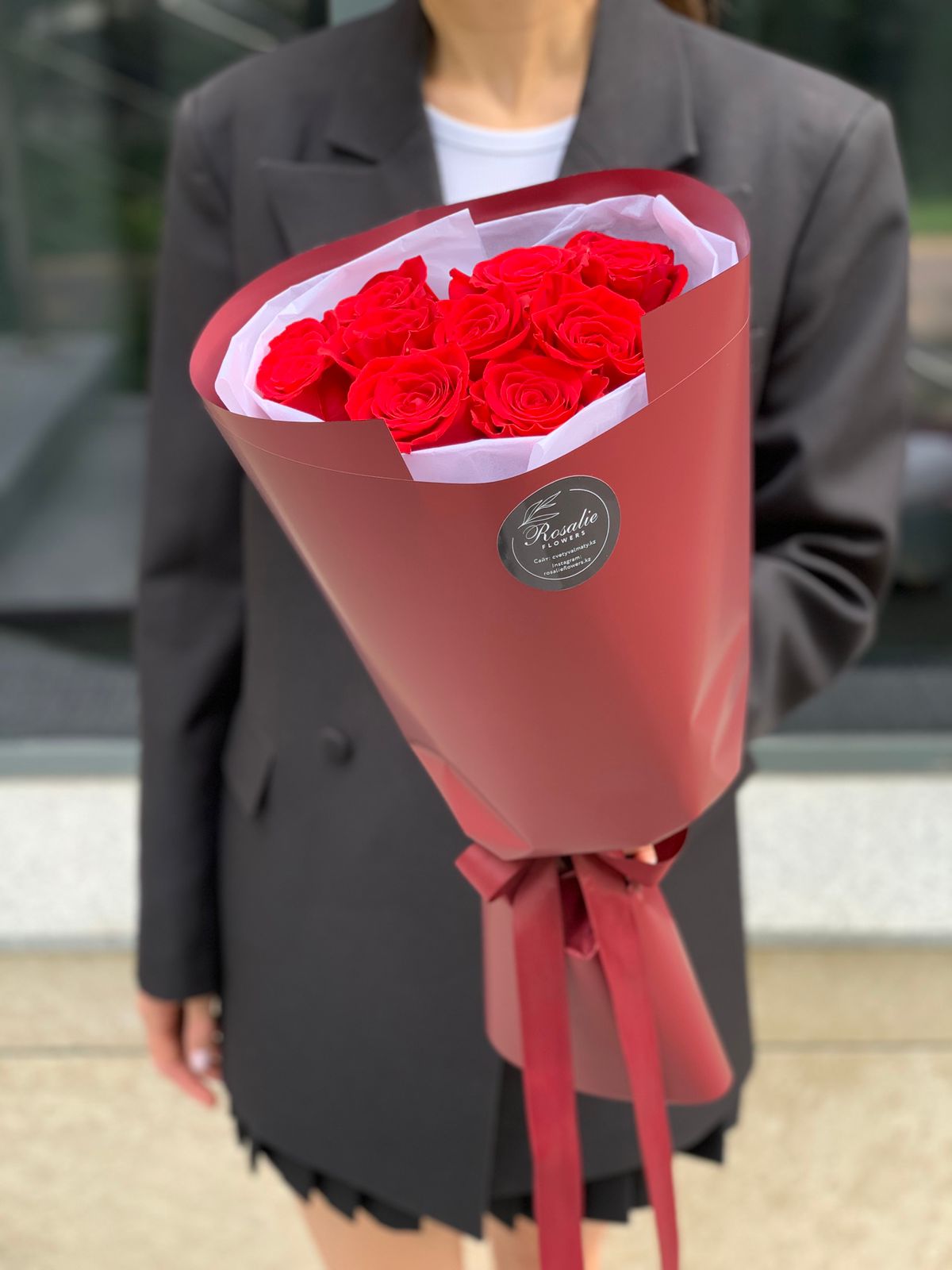 Букет 9 красных роз в оформлении с доставкой по Алматы
