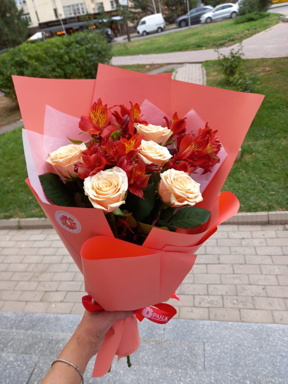 Bouquet of Beige Elegy with Red Accents: Rose Bouquet flowers delivered to Almaty