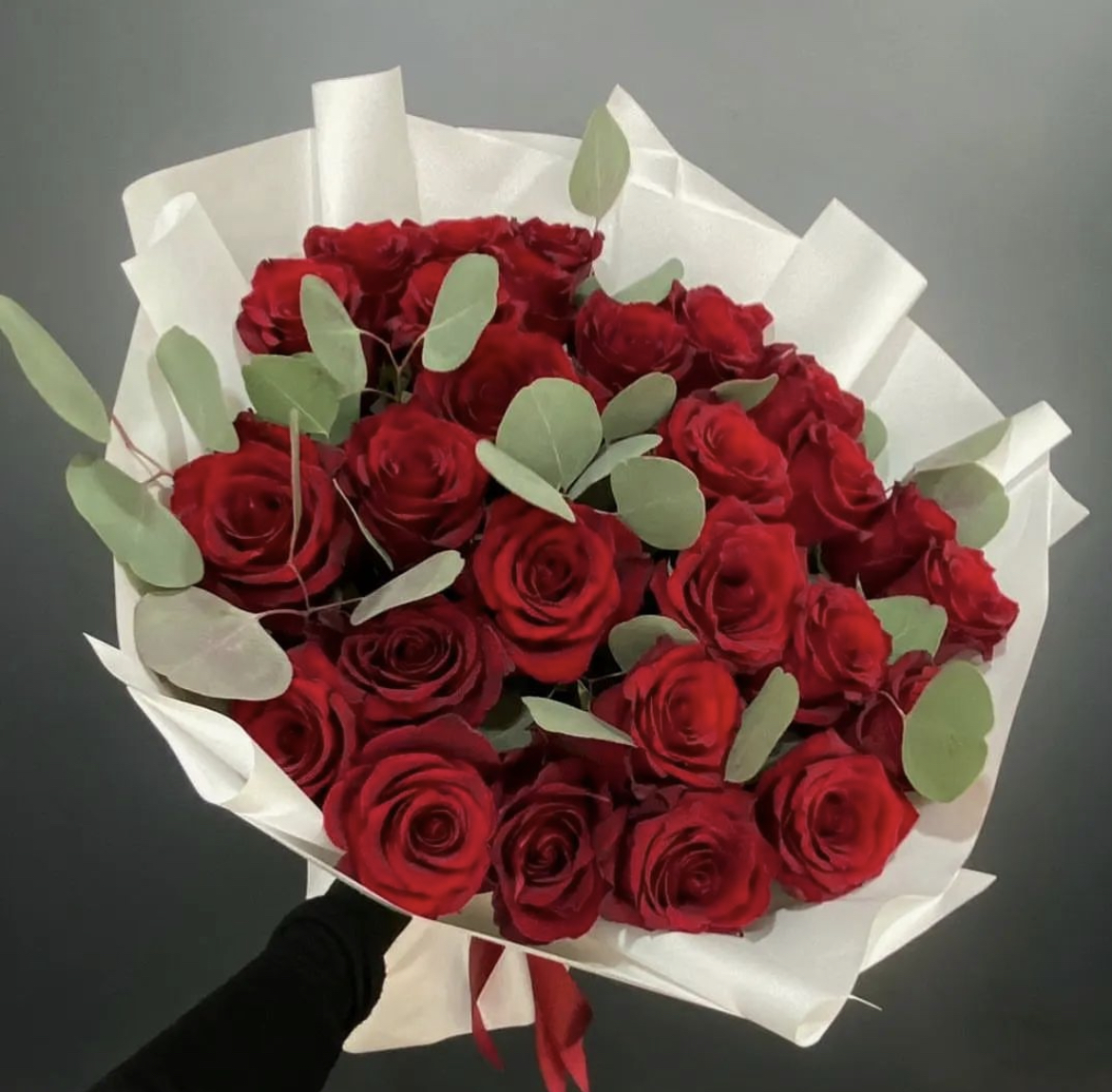 Bouquet of Gorgeous red roses flowers delivered to Kostanay.