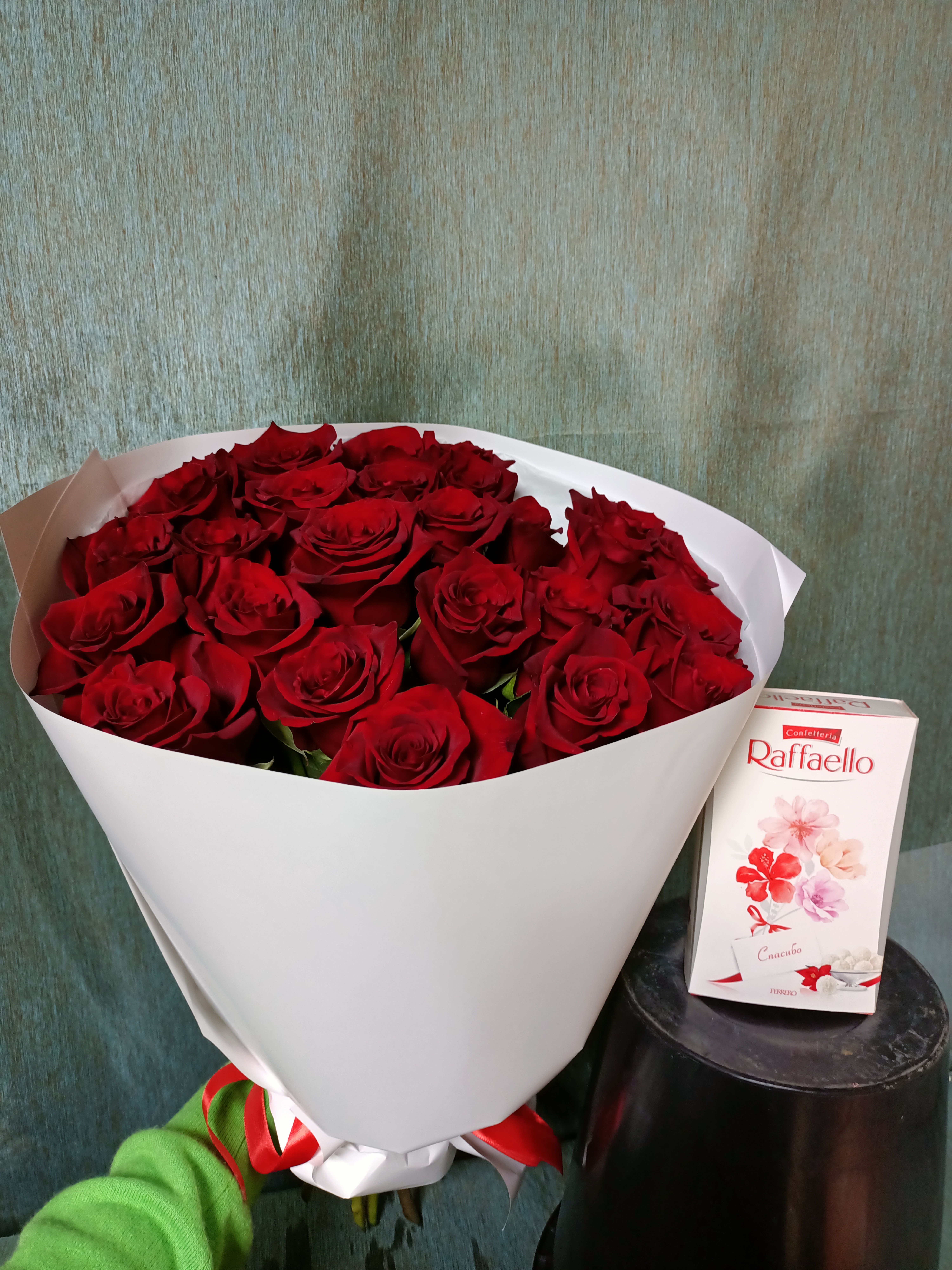 Букет цветов с коробочкой Рафаэлло  с доставкой по Костанае