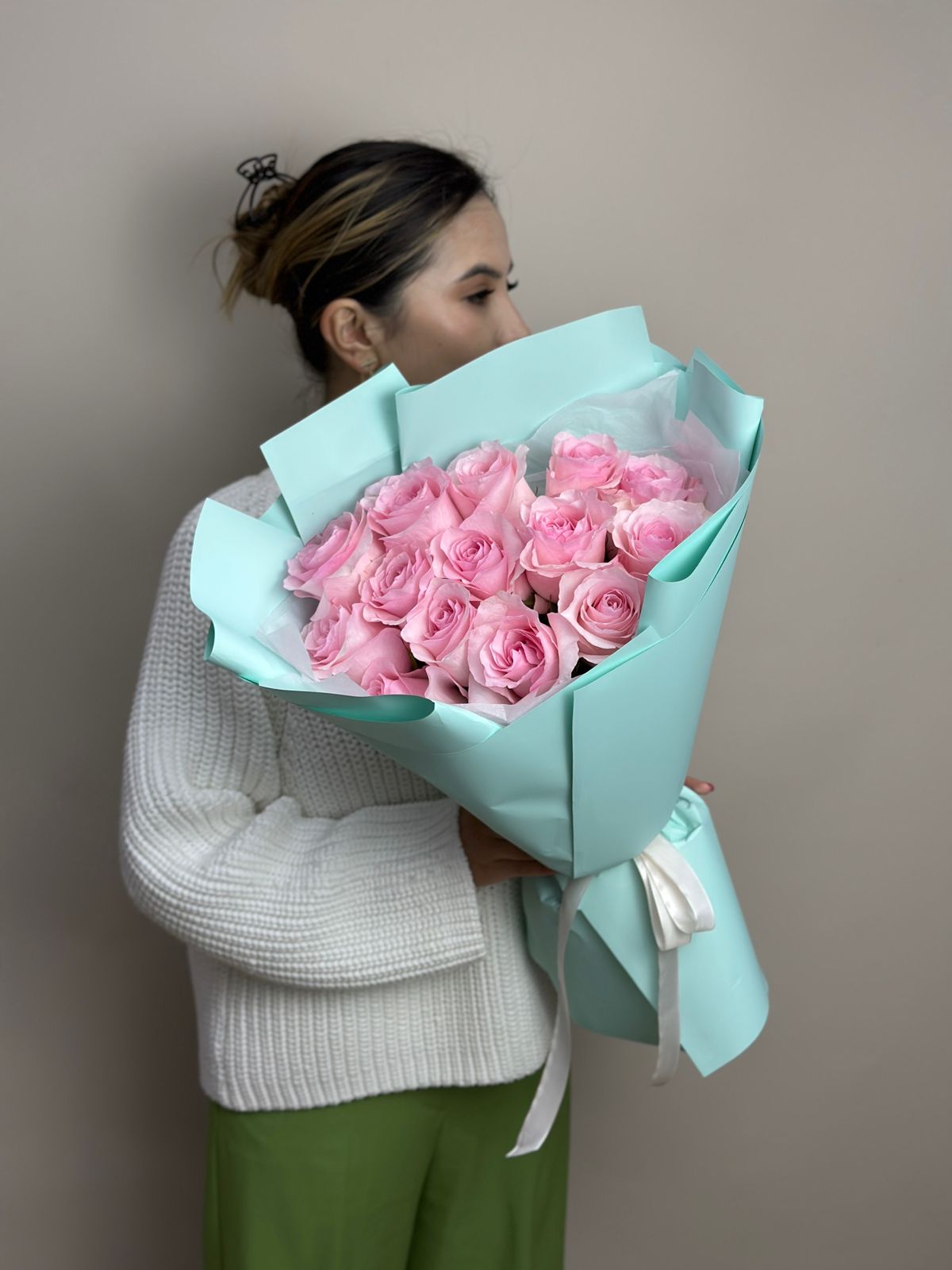 Bouquet of 15 delicate roses 50 cm flowers delivered to Astana