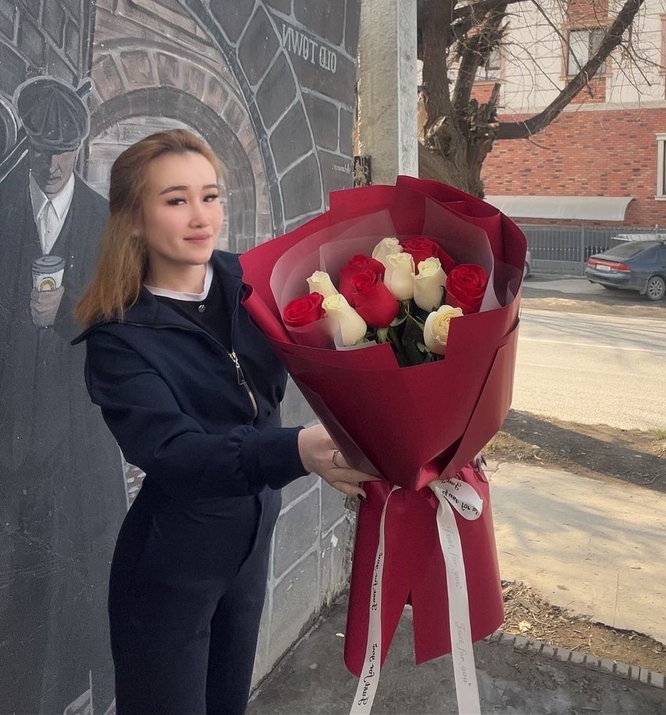 Бело красные розы с доставкой по Таразе