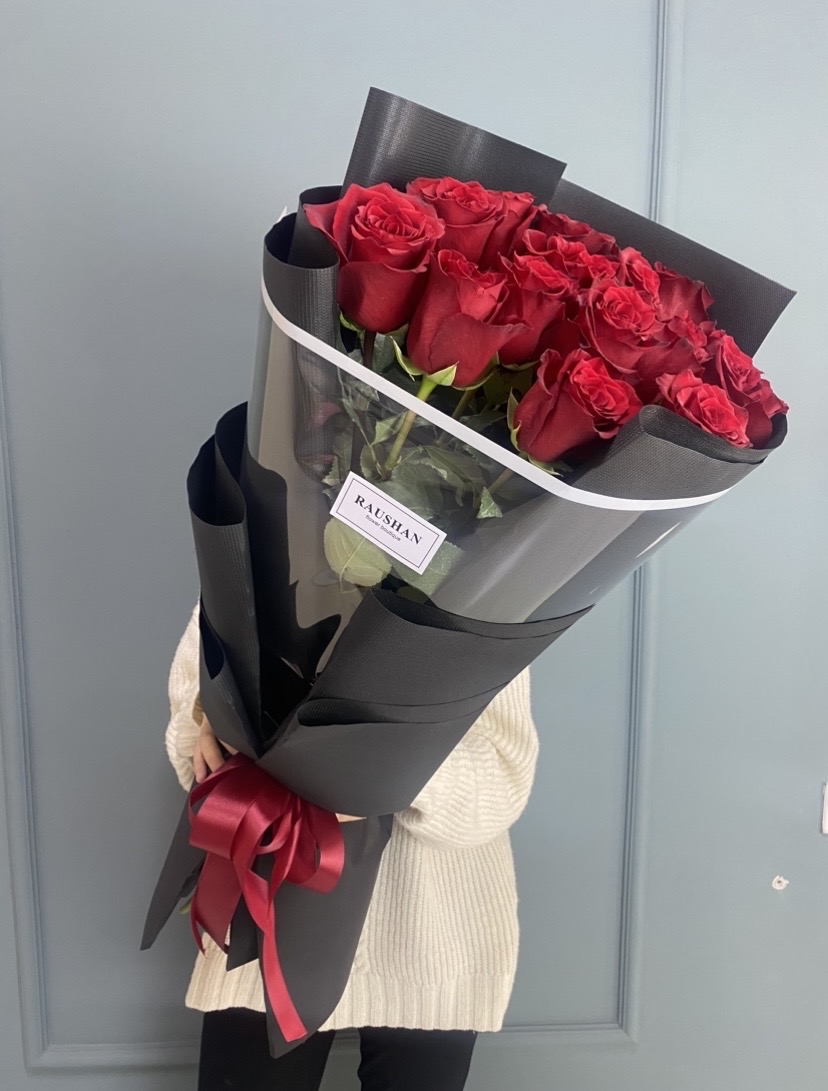 Моно букет из 15 красных метровых роз  с доставкой по Астане