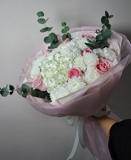 Bouquet of hydrangeas, roses and chrysanthemums