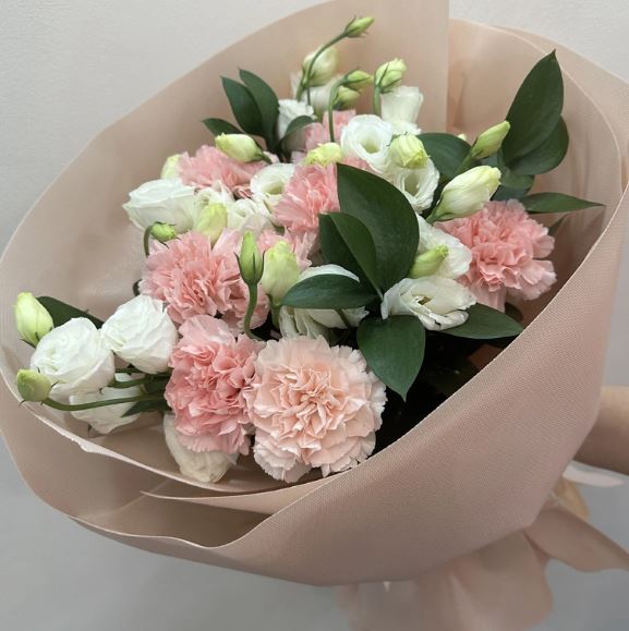 Bouquet Romance of lisianthus and carnations