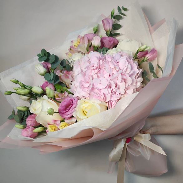 Bouquet Athena of hydrangea, lisianthus and roses