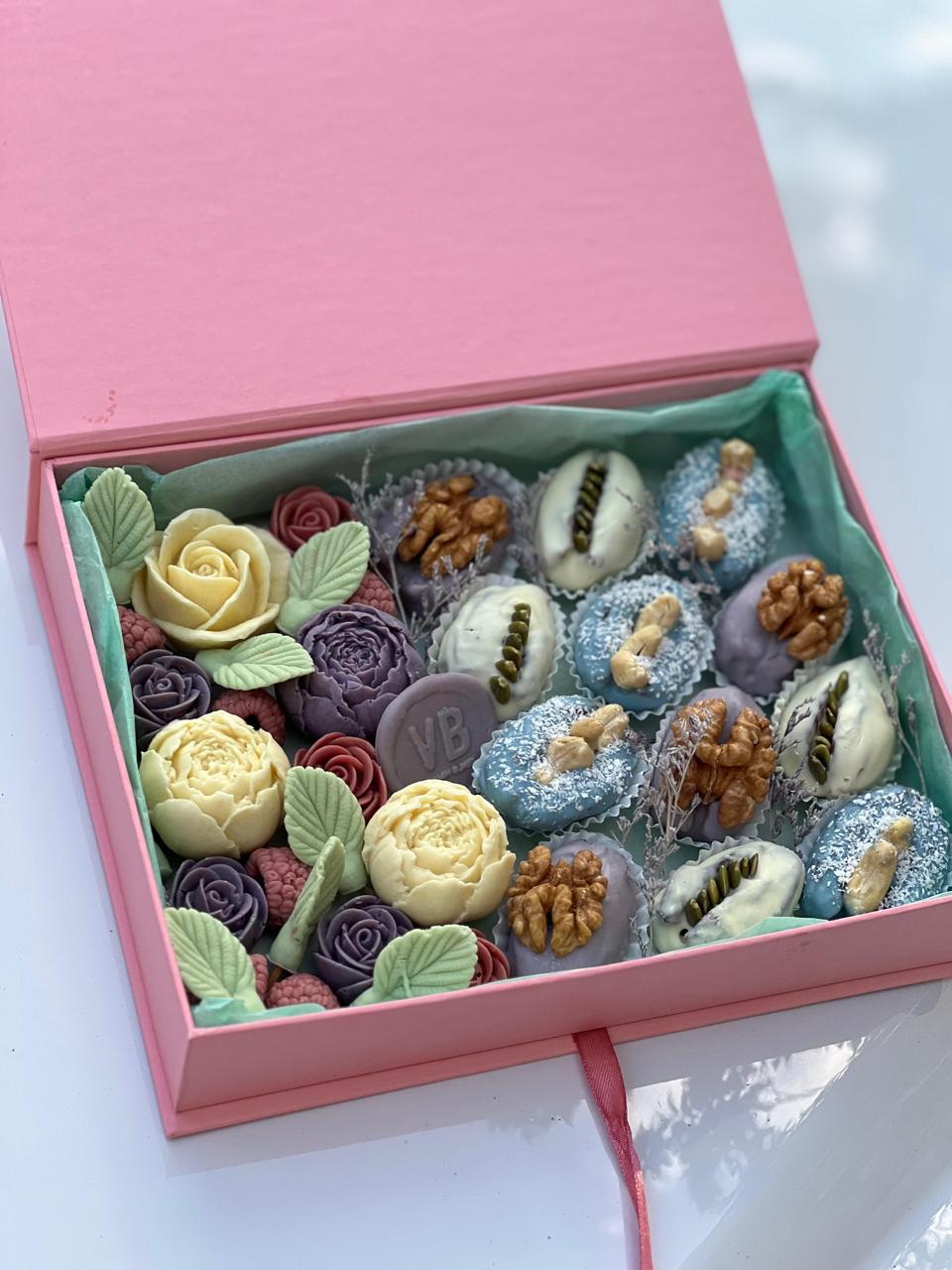 Набор из фиников и цветов из бельгийского шоколада с доставкой по Алматы