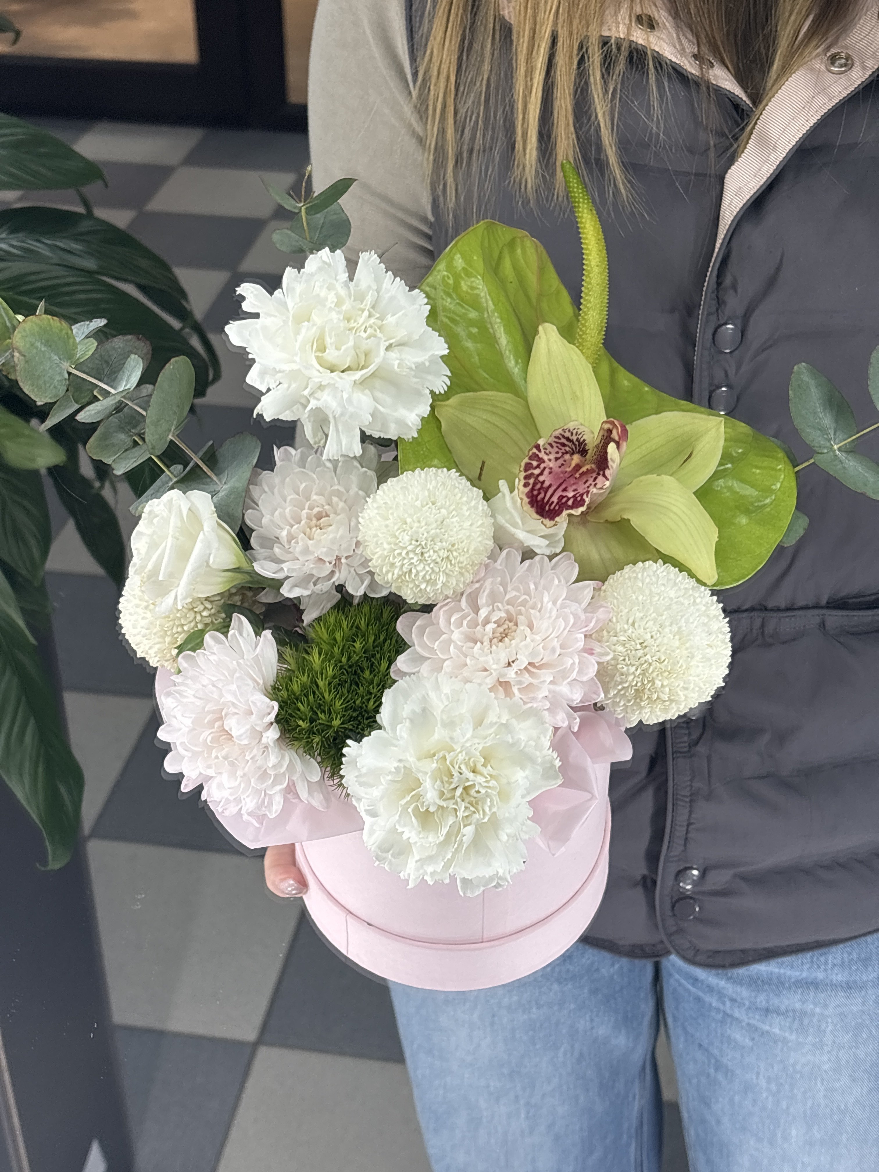 Элегантная композиция в шляпной коробке с доставкой по Астане