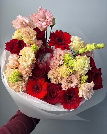 Яркий микс с протеей и розами с доставкой по Астане