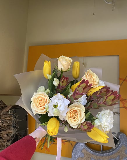 Солнечный микс с тюльпанами и розами с доставкой по Астане