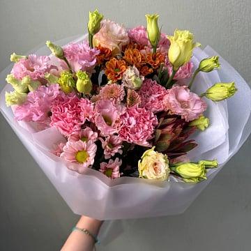 Розовый букет с протеей и эустомой