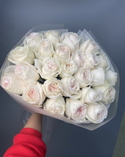 Букет из белоснежных пионовидных роз с нежным розовым оттенком с доставкой по Астане
