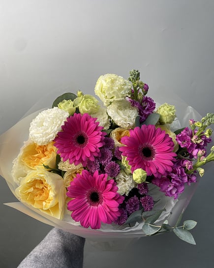 Яркий букет с герберами и пионовидными розами с доставкой по Астане
