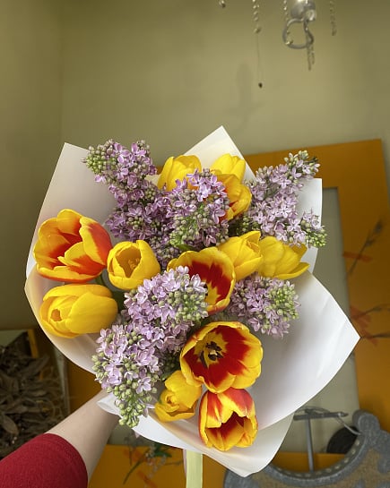 Весенний контраст: Тюльпаны и Сирень с доставкой по Астане