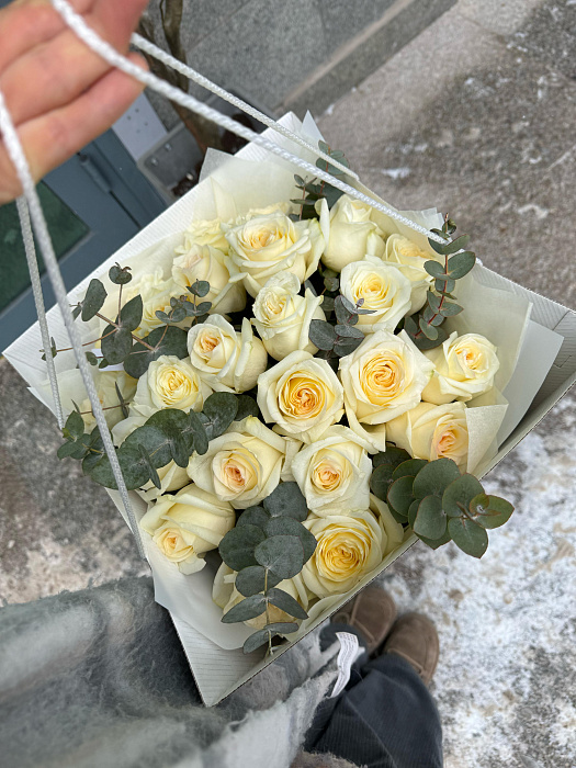 25 пионовидных роз в переносной коробке 