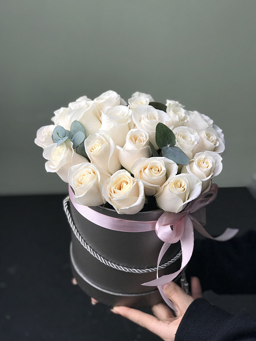 Hat box with roses
