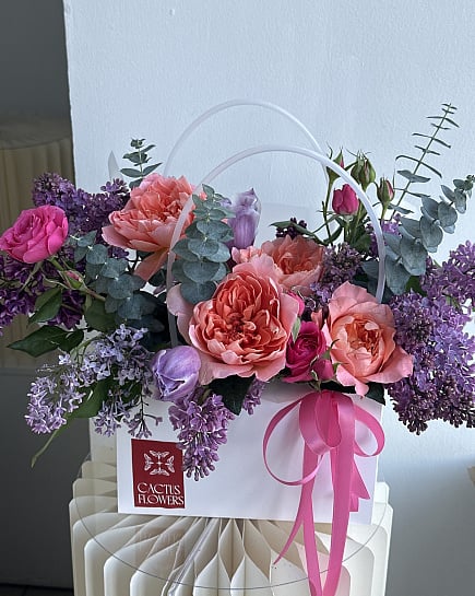 Весенний комплимент с сиренью и пионовидными розами с доставкой по Астане