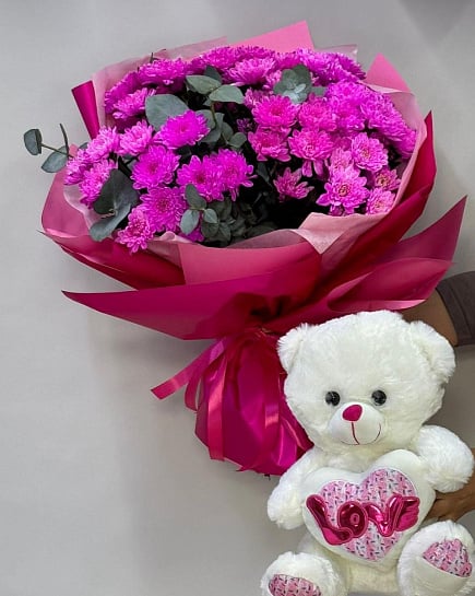 Яркий букет из розовых хризантем с эвкалиптом с доставкой по Астане