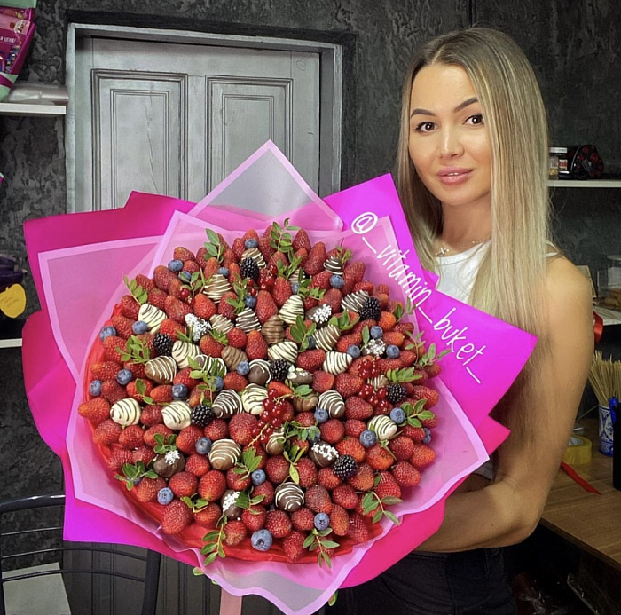 Bouquet of strawberries in chocolate