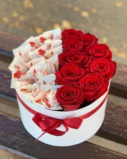 Розы и Raffaello в шляпной коробочке с открыткой  with delivery to Pavlodar