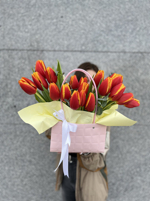 Handbag of 19 tulips