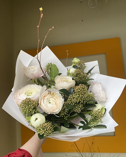Нежный букет из ранункулюса и гиперикума с доставкой по Астане