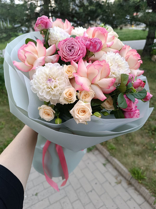 Романтичный микс из пионовидных роз и георгинов - купить в Алматы с доставкой