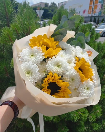 Солнечный дуэт подсолнухов и хризантем with delivery to Almaty