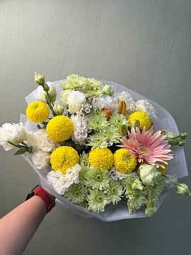 Солнечный микс с герберами и хризантемами