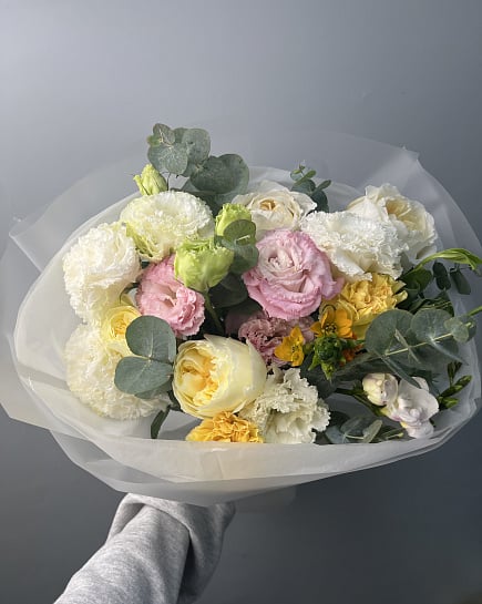 Нежный букет из эустом и пионовидных роз с доставкой по Астане