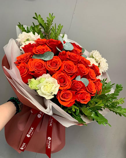 Страстный дуэт: Красные розы и белая эустома with delivery to Almaty