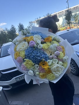 Яркий микс с гортензией и розами