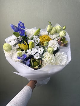 Букет: эустома, гвоздика, хризантемы и ещё 3 вида