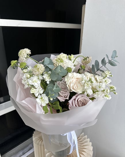 Романтичный дуэт пионовидных роз и маттиолы with delivery to Astana