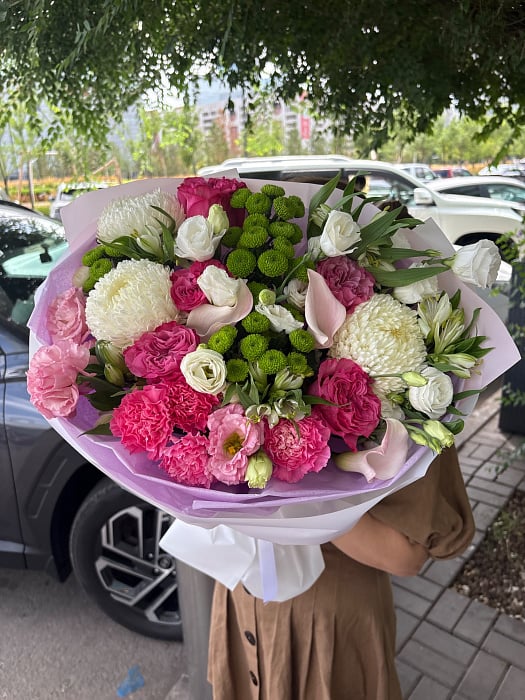 Розово-белый микс с хризантемами и каллами