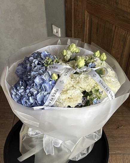 Сине-белая гармония с гортензией с доставкой по Астане