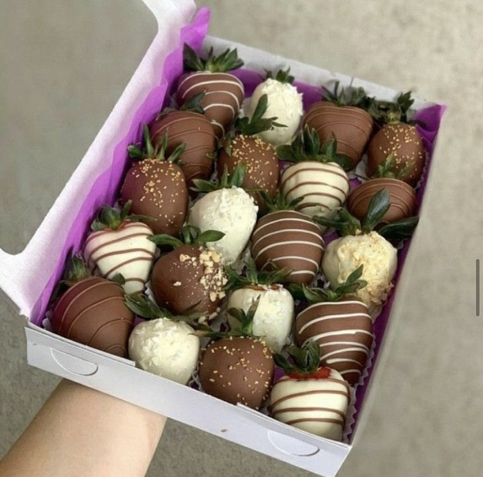 Mix of 20 different strawberries in Dutch chocolate