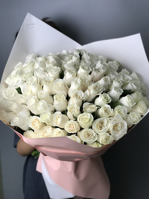 Букет из элегантных высоких белых роз 80 см