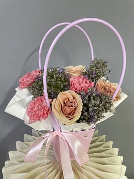 Розово-желтый круглый букет в корзине