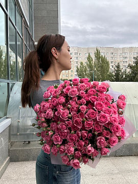 Большой круглый букет из розовых кустовых роз