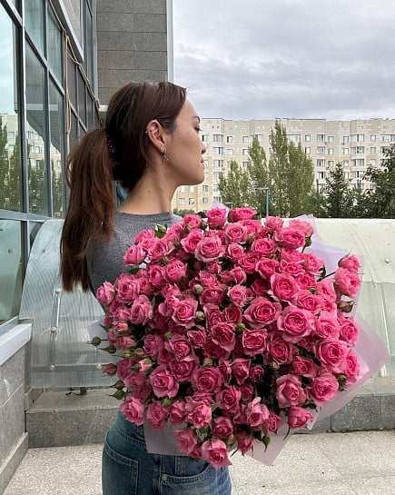 Большой круглый букет из розовых кустовых роз с доставкой по Астане
