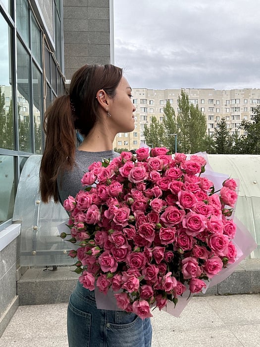 Большой круглый букет из розовых кустовых роз